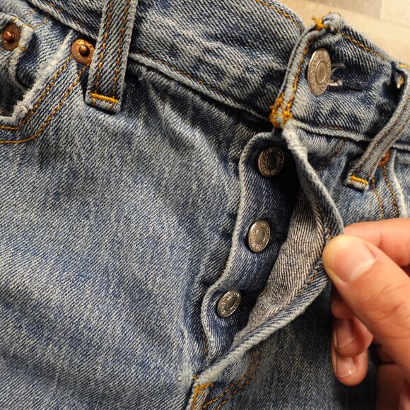 Levi’s 501 Denim Shorts Women’s 28 Light Wash Cutoff Vintage White Oak Cone - Picture 2 of 11